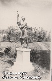 Статуя в парке "Девочка со знаменем"